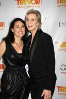 los angeles, 4 de diciembre - lara embry jane lynch llega a trevor project s 2011 trevor live en hollywood palladium el 4 de diciembre de 2011 en los angeles, ca foto