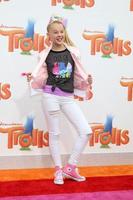 los angeles, 23 de octubre - jojo siwa en el estreno de trolls en el teatro del pueblo el 23 de octubre de 2016 en westwood, ca foto