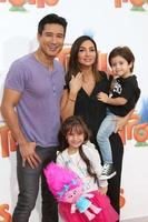 los angeles, 23 de octubre - mario lopez, gia francesca lopez, courtney laine mazza, dominic lopez en el estreno de trolls en el teatro del pueblo el 23 de octubre de 2016 en westwood, ca foto