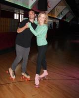 vlos angeles, 3 de septiembre - troy gentile, wendi mclendon-covey en el evento de prensa de the goldbergs en moonlight rollerway el 3 de septiembre de 2014 en glendale, ca foto