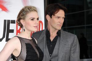 los angeles, 30 de mayo - anna paquin, stephen moyer- llega al estreno de la quinta temporada de true blood en cinerama dome theater el 30 de mayo de 2012 en los angeles, ca foto