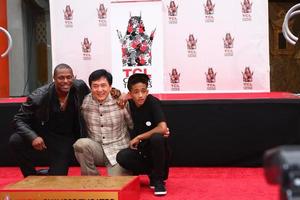 los angeles, jun 6 - chris tucker, jackie chan, jaden smith en la ceremonia de mano y huella de jackie chan en el teatro chino tcl el 6 de junio de 2013 en los angeles, ca foto