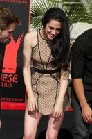 los angeles, 3 de noviembre - kristen stewart en la ceremonia de la huella de la mano y la huella de los actores de la saga crepúsculo en el teatro chino de grauman el 3 de noviembre de 2011 en los angeles, ca foto