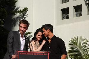 los angeles, 3 de noviembre - robert pattinson, kristen stewart, taylor lautner en la ceremonia de la huella de la mano y la huella de los actores de la saga crepúsculo en el teatro chino de grauman el 3 de noviembre de 2011 en los angeles, ca foto