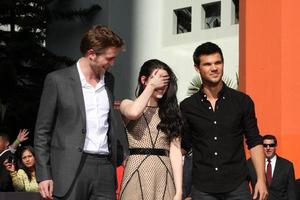 los angeles, 3 de noviembre - robert pattinson, kristen stewart, taylor lautner en la ceremonia de la huella de la mano y la huella de los actores de la saga crepúsculo en el teatro chino de grauman el 3 de noviembre de 2011 en los angeles, ca foto