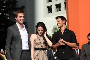 los angeles, 3 de noviembre - robert pattinson, kristen stewart, taylor lautner en la ceremonia de la huella de la mano y la huella de los actores de la saga crepúsculo en el teatro chino de grauman el 3 de noviembre de 2011 en los angeles, ca foto