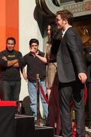 los angeles, 3 de noviembre - robert pattinson, kristen stewart en la ceremonia de la huella de la mano y la huella de los actores de la saga crepúsculo en el teatro chino de grauman el 3 de noviembre de 2011 en los angeles, ca foto