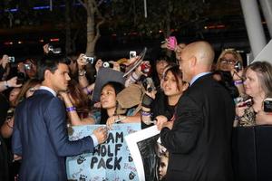 los angeles, 14 de noviembre - taylor lautner firma autógrafos en el crepúsculo - amanecer parte 1 estreno mundial en nokia theater en la live el 14 de noviembre de 2011 en los angeles, ca foto