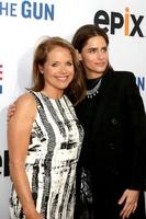 los angeles, 3 de mayo - katie couric, amanda peet en el estreno bajo la pistola en el teatro samuel goldwyn el 3 de mayo de 2016 en beverly hills, ca foto