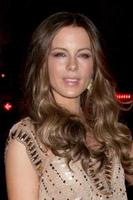 los angeles, 19 de enero - kate beckinsale llega al estreno del inframundo despertando a los angeles en el teatro chino graumans el 19 de enero de 2012 en los angeles, ca foto