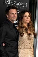 los angeles, 19 de enero - len wiseman, kate beckinsale llega al estreno del inframundo despertando a los angeles en el teatro chino graumans el 19 de enero de 2012 en los angeles, ca foto