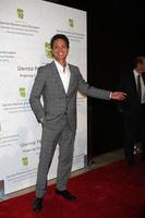 los angeles, 21 de mayo - benjamin bratt llega a la gala de amigos unidos de los niños 2012 en beverly hilton hotel el 21 de mayo de 2012 en beverly hllls, ca foto