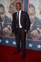 los angeles, 10 de mayo - anthony mackie en la proyección all the way la premeire en los estudios paramount el 10 de mayo de 2016 en los angeles, ca foto