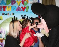 los angeles, 4 de diciembre - adrienne frantz bailey, amelie bailey, scott bailey, personaje de mickey mouse en la primera fiesta de cumpleaños de amelie bailey en una residencia privada el 4 de diciembre de 2016 en studio city, ca foto