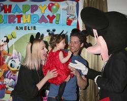 los angeles, 4 de diciembre - adrienne frantz bailey, amelie bailey, scott bailey, personaje de mickey mouse en la primera fiesta de cumpleaños de amelie bailey en una residencia privada el 4 de diciembre de 2016 en studio city, ca foto