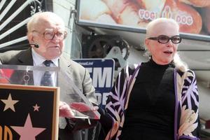 los angeles, 28 de abril - ed asner, barbara bain en la ceremonia de la estrella del paseo de la fama de bairbara bain hollywood en el paseo de la fama de hollywood el 28 de abril de 2016 en los angeles, ca foto