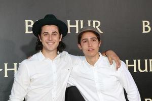 los angeles, 16 de agosto - david henrie, lorenzo henrie en el estreno de ben-hur en el teatro chino tcl imax el 16 de agosto de 2016 en los angeles, ca foto