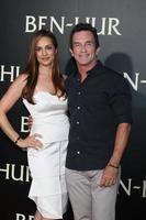 los angeles, 16 de agosto - lisa ann russell, jeff probst en el estreno de ben-hur en el teatro chino tcl imax el 16 de agosto de 2016 en los angeles, ca foto