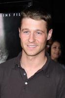 benjamin mckenzie llegando al estreno mundial de identidad americana en el teatro samuel goldwyn en la academia de artes y ciencias cinematográficas en beverly hill, ca el 25 de marzo de 2009 foto