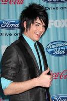 adam lambert llegando a la fiesta american idol top 13 en area en los angeles, ca el 5 de marzo de 2009 foto