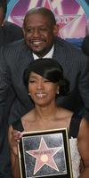 angela bassett y forest whitaker angela bassett recibe una estrella en el paseo de la fama de hollywood hollywood boulevard los angeles, ca 20 de marzo de 2008 2008 kathy hutchins foto de hutchins