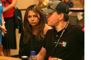 matt damon jugando al póquer mientras su esposa observa la apuesta para el torneo de póquer de África en la serie mundial de póquer de 2008, en el hotel y casino de suites rio en las vegas, nv 2 de julio de 2008 2008 kathy hutchins foto de hutchins