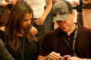 matt damon jugando al póquer mientras su esposa observa la apuesta para el torneo de póquer de África en la serie mundial de póquer de 2008, en el hotel y casino de suites rio en las vegas, nv 2 de julio de 2008 2008 kathy hutchins foto de hutchins