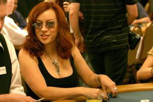 jennifer tilly jugando al póquer en el torneo de póquer ante up for africa en la serie mundial de póquer de 2008, en el rio all-suite hotel and casino en las vegas, nv 2 de julio de 2008 2008 kathy hutchins foto de hutchins