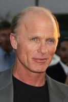 ed harris llegando al estreno de appaloosa en beverly hills, ca el 17 de septiembre de 2008 2008 kathy hutchins foto de hutchins