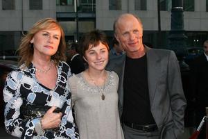 amy madigan, lily y ed harris llegando al estreno de appaloosa en beverly hills, ca el 17 de septiembre de 2008 2008 kathy hutchins hutchins photo foto