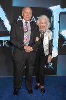 buzz y lois aldrin llegando al estreno en los angeles de avatar grauman s chinese theater los angeles, ca 16 de diciembre de 2009 ©2009 kathy hutchins hutchins photo foto