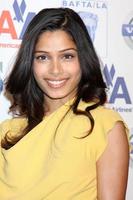 freida pinto llegando a la 15ª fiesta anual de té de la temporada de premios bafta la s en el hotel beverly hills, en beverly hills, ca el 10 de enero de 2009 ©2008 kathy hutchins foto de hutchins