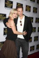 jennie garth y peter facinelli llegando a la parte de atrás de la inauguración musical de bacharach y david en el teatro henry fonda en hollywood, california, el 19 de abril de 2009 foto