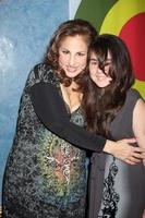 kathy najimy y su hija samia llegando al final de la inauguración musical de bacharach y david en el teatro henry fonda en hollywood, california el 19 de abril de 2009 ©2009 kathy hutchins hutchins photo foto