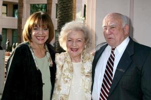 valerie harper, betty white y ed asner llegando a los atas rinden homenaje a betty white celebrando 60 años en televisión en la academia de televisión en no hollywood, ca el 7 de agosto de 2008 ©2008 kathy hutchins foto de hutchins