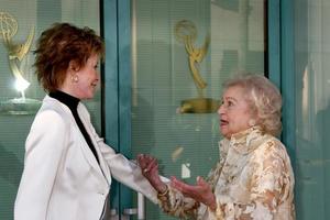 mary tyler moore y betty white llegando a los atas rinden homenaje a betty white celebrando 60 años en televisión en la academia de televisión en no hollywood, ca el 7 de agosto de 2008 ©2008 kathy hutchins hutchins photo foto