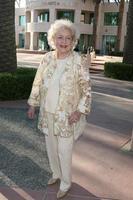 betty white llegando a los honores de atas betty white celebrando 60 años en televisión en la academia de televisión en no hollywood, ca el 7 de agosto de 2008 ©2008 kathy hutchins foto de hutchins