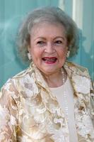 Betty White  arriving at the ATAS Honors Betty White  Celebrating 60 Years on Television  at the Television Academy in No Hollywood, CAon August 7, 20082008 Kathy Hutchins   Hutchins Photo
