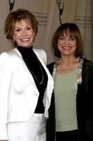 mary tyler moore y valerie harper llegando a los atas rinden homenaje a betty white celebrando 60 años en televisión en la academia de televisión en no hollywood, ca el 7 de agosto de 2008 ©2008 kathy hutchins foto de hutchins