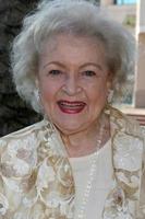 betty white llegando a los honores de atas betty white celebrando 60 años en televisión en la academia de televisión en no hollywood, ca el 7 de agosto de 2008 ©2008 kathy hutchins foto de hutchins