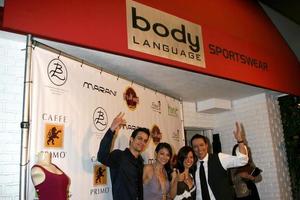 matt cedano y prometida erica franco, anna y yancy arias copropietarios apertura de boutique de ropa deportiva de lenguaje corporal 14700 ventura blvd sherman oaks, ca 91403 22 de octubre de 1994 ©2008 kathy hutchins foto de hutchins