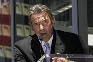 eric braeden eric braeden recibe una estrella en el paseo de la fama de hollywood los angeles, ca 20 de julio de 2007 ©2007 kathy hutchins foto de hutchins