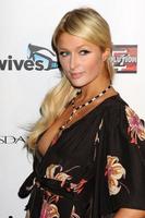 los angeles, oct 23 - paris hilton llega al carrusel de la bola de la esperanza 2010 en beverly hilton hotel el 23 de octubre de 2010 en beverly hills, ca foto