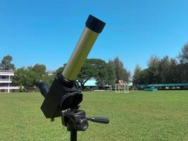 telescopio solar colocado en el césped de la escuela que el profesor ha preparado para que los alumnos observen los fenómenos y detalles del sol como puntos solares, eclipses solares, erupciones solares, etc. foto