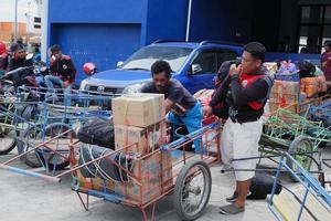 loading and unloading carts of passenger goods at the port of Bontang, East Kalimantan, Indonesia. november 09 2022 photo