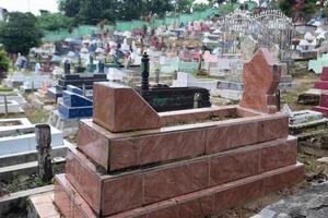 enfoque selectivo en las tumbas musulmanas negras hechas de palo fierro. funerales musulmanes en indonesia foto