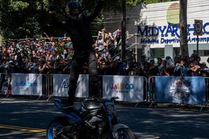 guadalajara, méxico - 25 de octubre de 2022 showrun aaron colton, didier goirand e ivan ramirez montando motocicletas foto