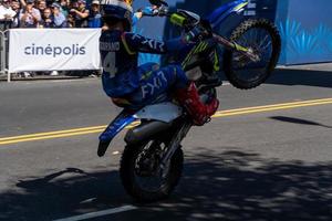 guadalajara, méxico - 25 de octubre de 2022 showrun aaron colton, didier goirand e ivan ramirez montando motocicletas foto