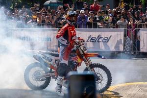 guadalajara, méxico - 25 de octubre de 2022 showrun aaron colton, didier goirand e ivan ramirez montando motocicletas foto