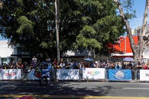 guadalajara, méxico - 25 de octubre de 2022 showrun aaron colton, didier goirand e ivan ramirez montando motocicletas foto